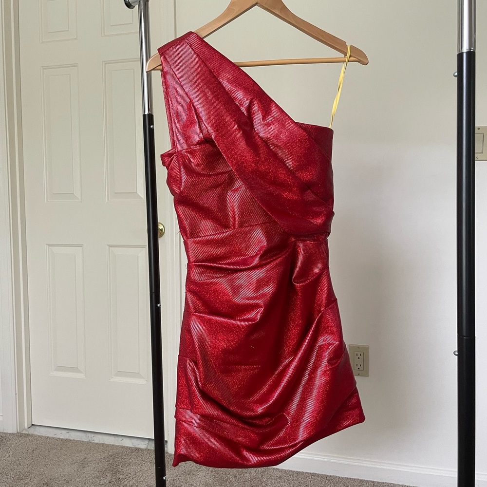 Gorgeous short dress, new condition, only worn once.